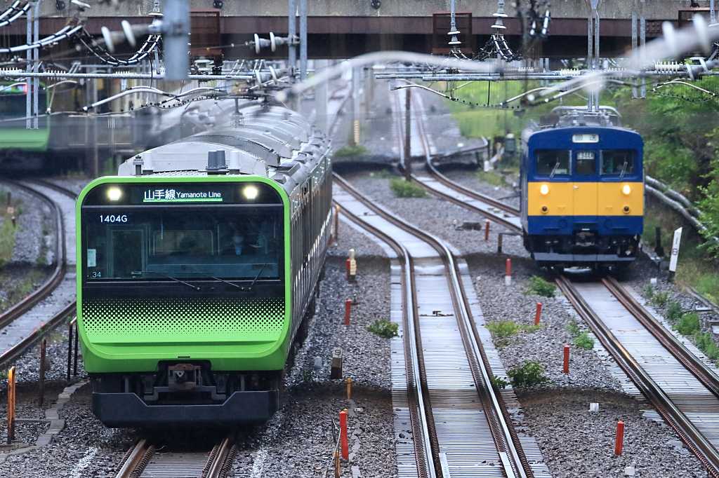 都市を結ぶ首都圏の線路の写真素材
