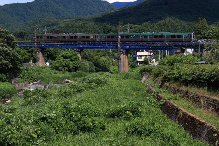 夏盛りのJR仙山線の写真素材