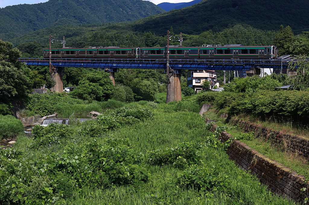 夏盛りのJR仙山線の写真素材