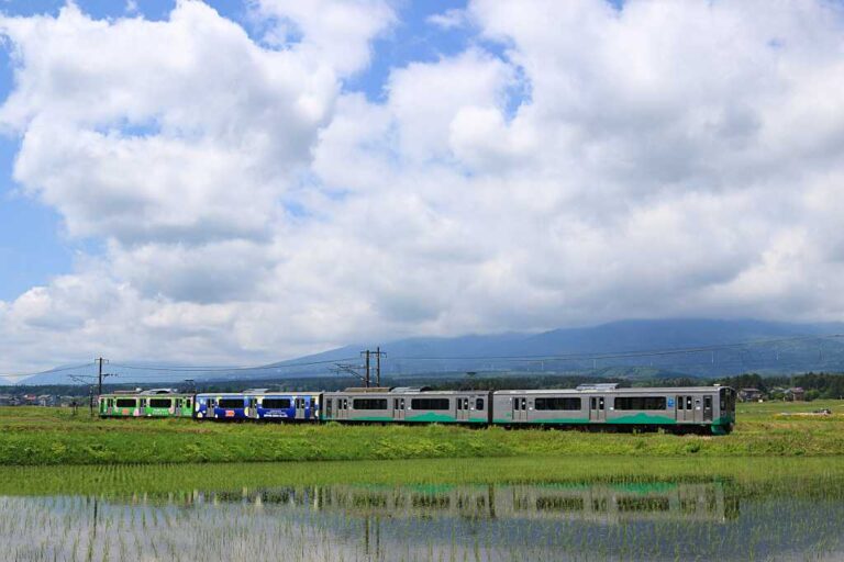 水田に映る妙高高原沿線の写真素材