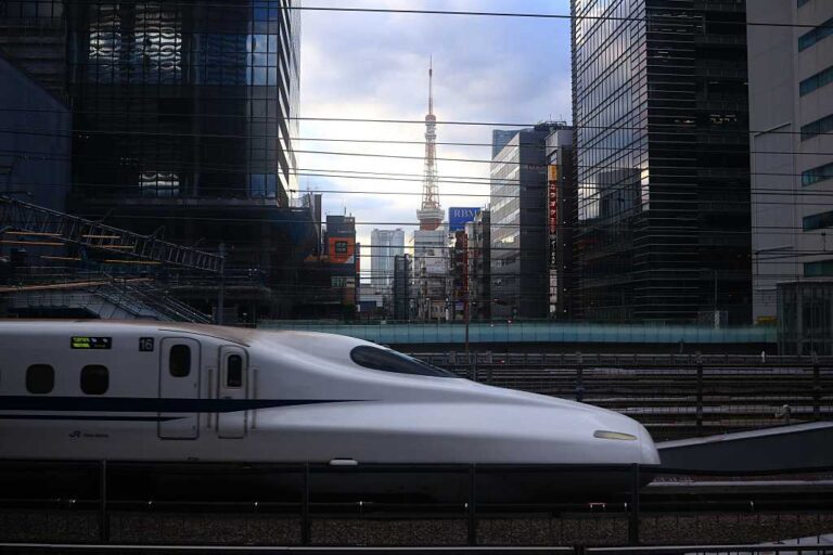 新幹線の流線型ノーズの写真素材