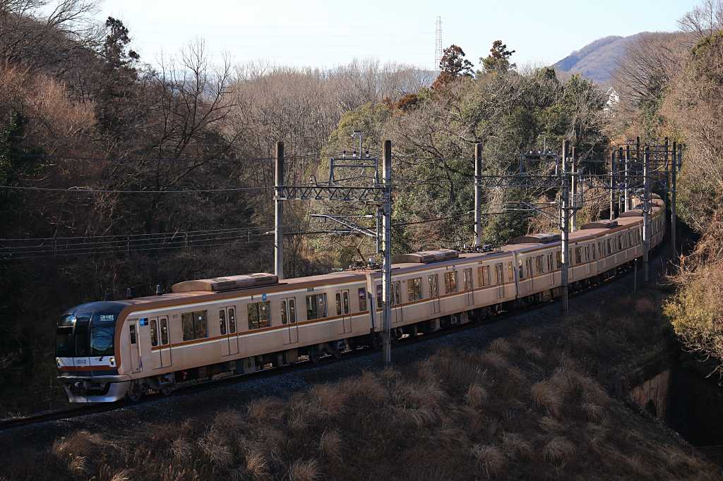 山間を縫い進む地下鉄の写真素材