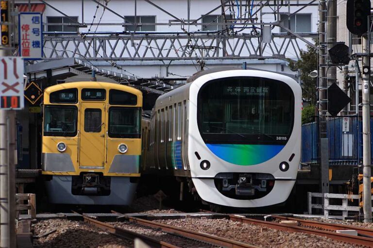 電車が行き交う駅前の写真素材