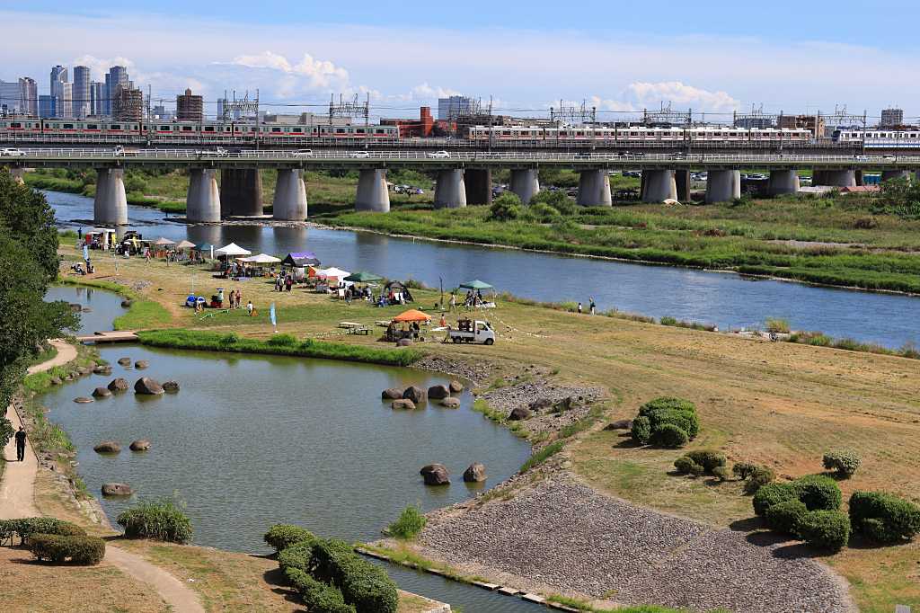 多摩川橋梁の休日の写真素材