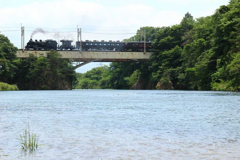 鬼怒川橋梁の汽笛の写真素材