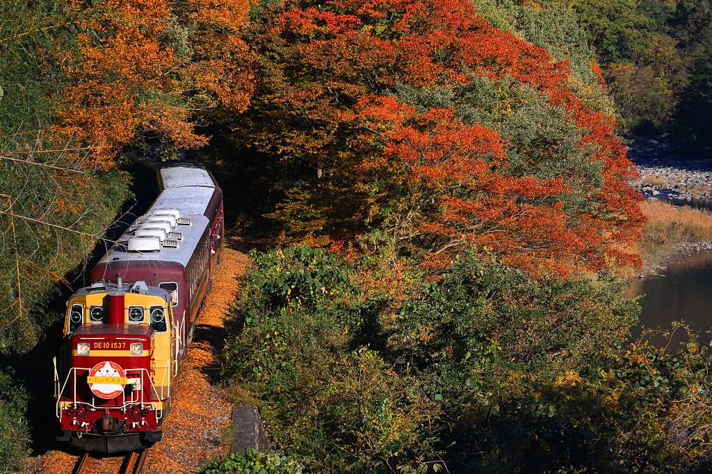 わたらせ渓谷鐵道の晩秋の写真素材