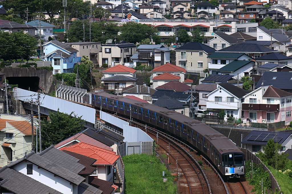 地下鉄が飛び出す横浜丘陵の写真素材