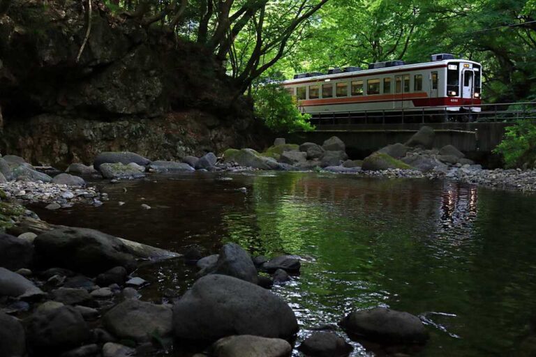 野岩鉄道が通る龍王峡の写真素材