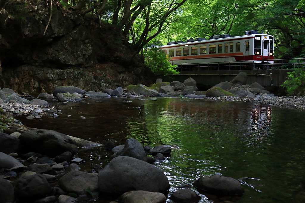 野岩鉄道が通る龍王峡の写真素材