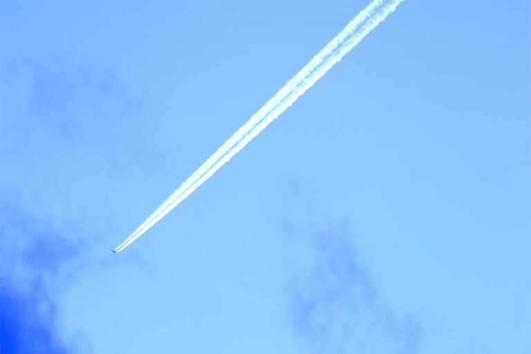 飛行機雲と空の写真素材