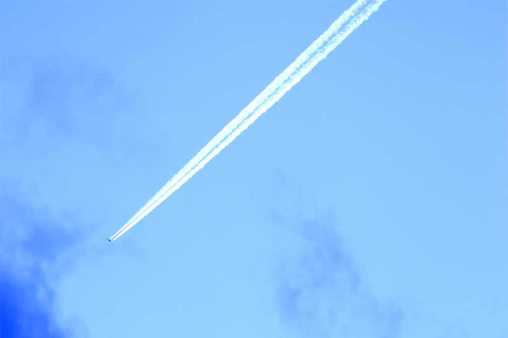 飛行機雲と空の写真素材