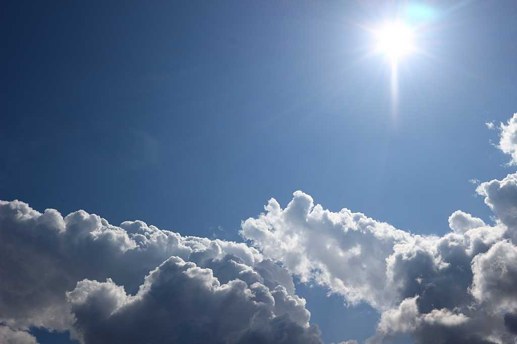 太陽光と空の写真素材