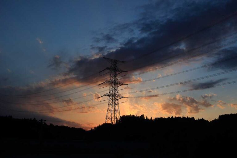 送電線と空の写真素材