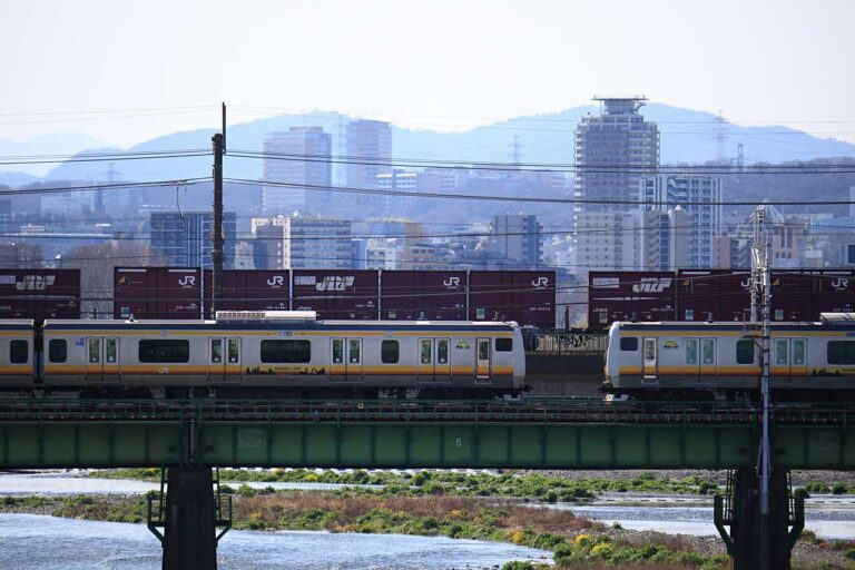 橋上を行き交う南武線の写真素材
