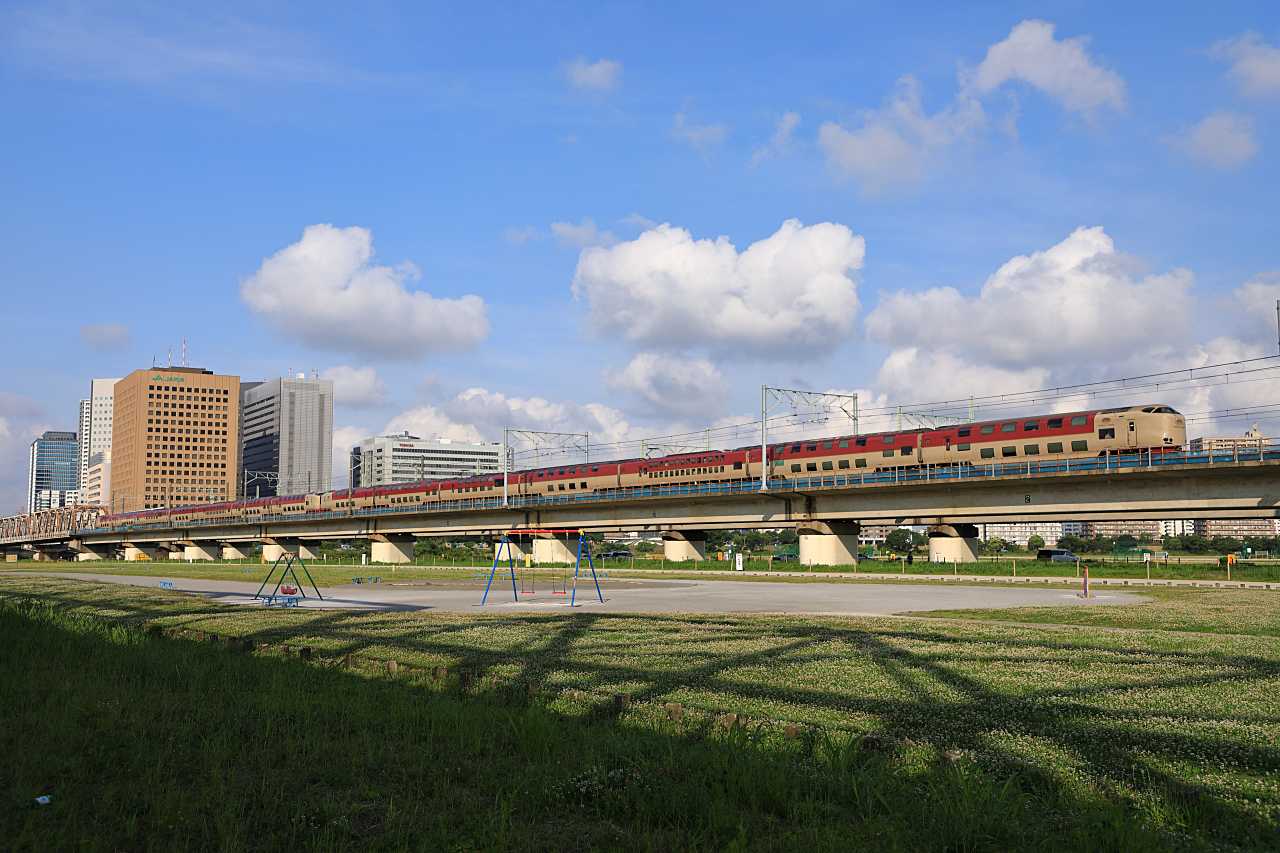 寝台列車と多摩川橋梁の写真素材